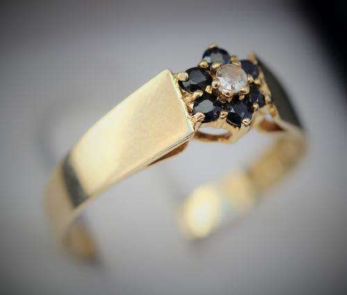 BLUE SAPPHIRE AND DIAMND FLOWER RING. 9ct GOLD