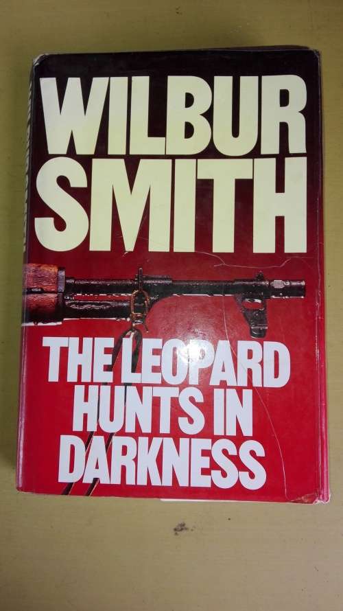 THE LEOPARD HUNTS IN DARKNESS WILBUR SMITH   ( First Edition 1984  )