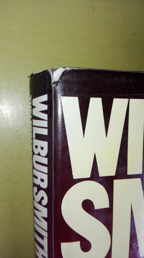 THE LEOPARD HUNTS IN DARKNESS WILBUR SMITH   ( First Edition 1984  )