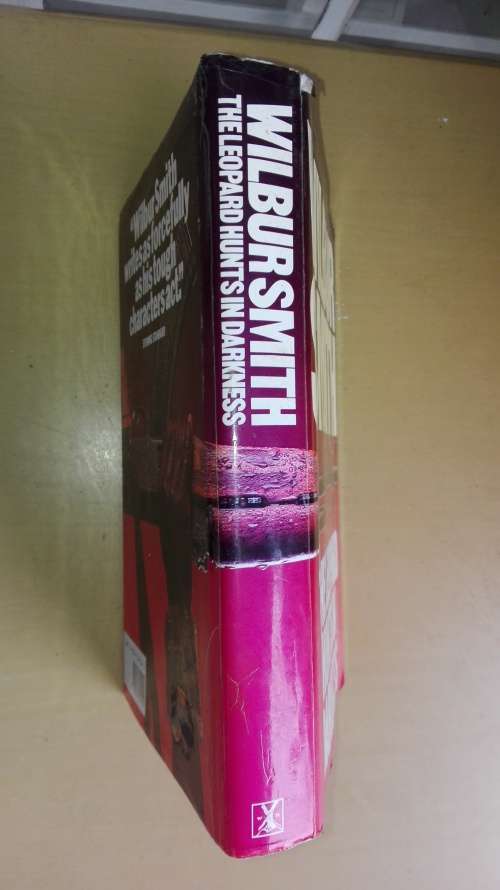 THE LEOPARD HUNTS IN DARKNESS WILBUR SMITH   ( First Edition 1984  )