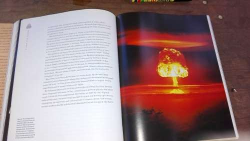 A SHORT HISTORY OF NEARLY EVERYTHING BILL BRYSON ( Illustrated )