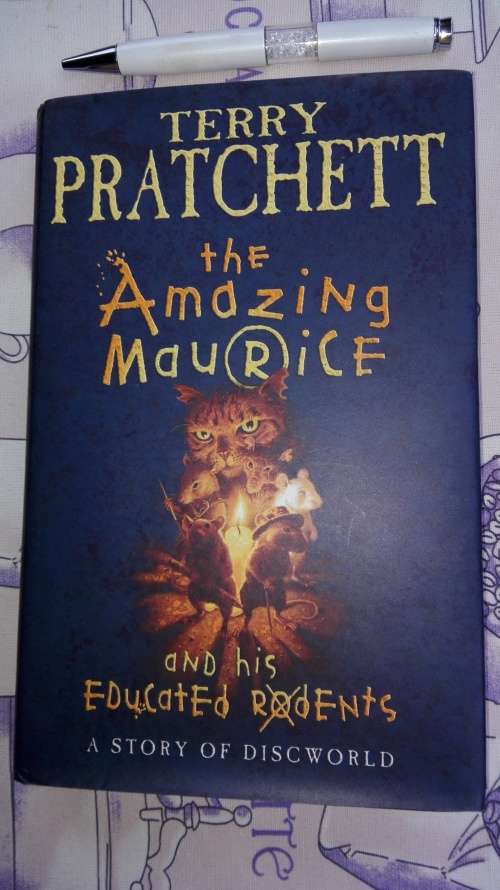 2 Books TERRY PRATCHETT THE WEE FREE MEN A Story of Discworld PLUS The Amazing Maurice and his Educa