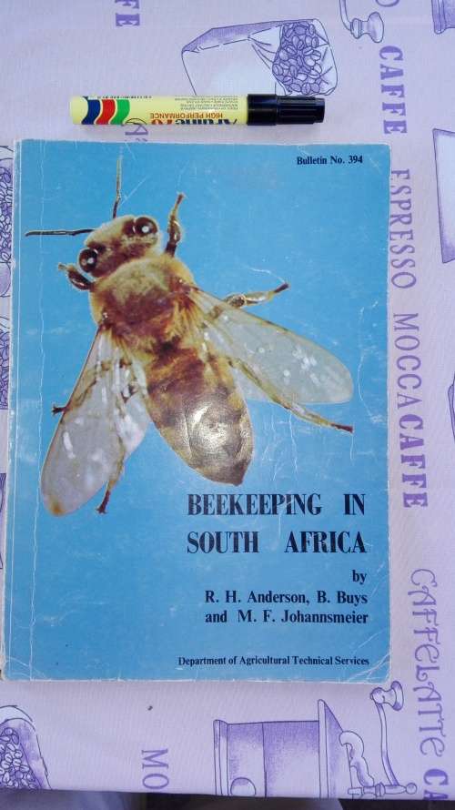 BEEKEEPING in SOUTH AFRICA by R H ANDERSON B BUYS & M F JOHANNSMEIER ( Condition ; Fair )