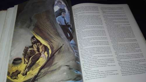 LANGENHOVEN IN VOLKLEUR GEREDIGEER Deur LEON ROUSSOUW Geillustreer Deur Angus McBride