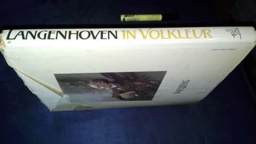 LANGENHOVEN IN VOLKLEUR GEREDIGEER Deur LEON ROUSSOUW Geillustreer Deur Angus McBride