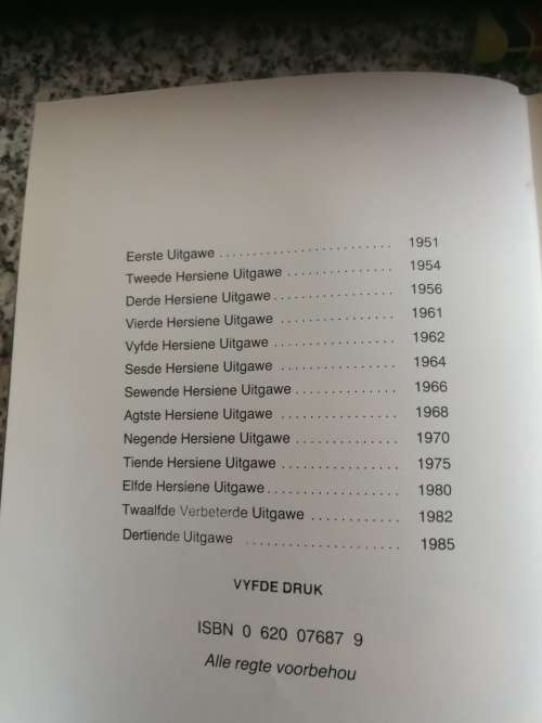 KOOK EN GENIET Suid-Afrikaanse Kook en Resepteboek deur S J A DE VILLIERS 1985 ( Dertiende Uitgawe )