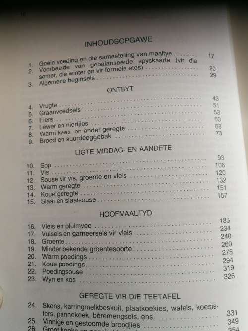 KOOK EN GENIET Suid-Afrikaanse Kook en Resepteboek deur S J A DE VILLIERS 1985 ( Dertiende Uitgawe )