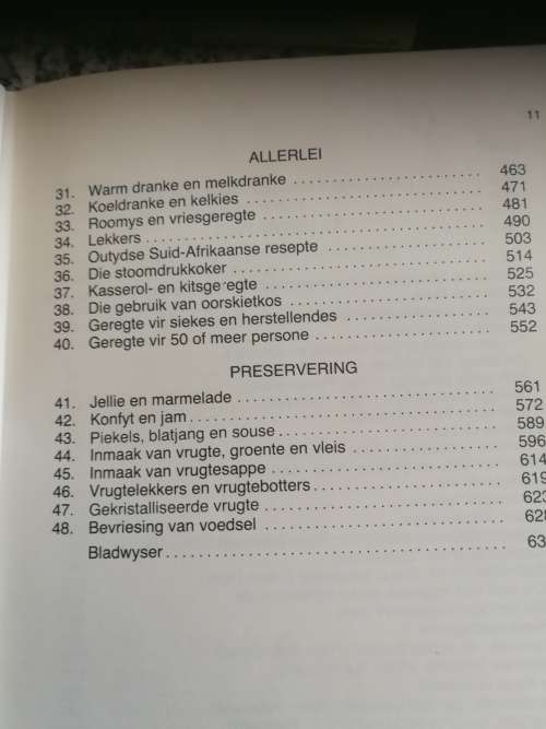 KOOK EN GENIET Suid-Afrikaanse Kook en Resepteboek deur S J A DE VILLIERS 1985 ( Dertiende Uitgawe )