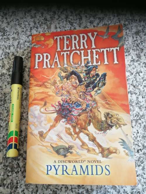 PYRAMIDS A DISCWORLD NOVEL TERRY PRATCHETT (Softcover )