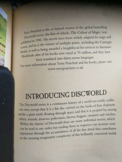 PYRAMIDS A DISCWORLD NOVEL TERRY PRATCHETT (Softcover )