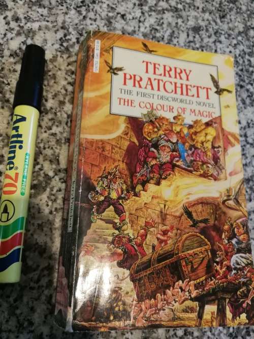THE COLOUR OF MAGIC THE FIRST DISCWORLD NOVEL TERRY PRATCHETT (Softcover )
