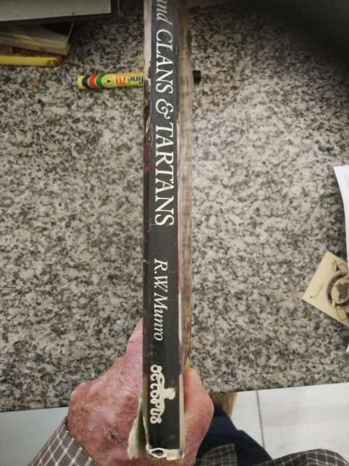 HIGHLAND CLANS & TARTANS R W MUNRO  ( Scottish Scotland  different clans and tartans  )