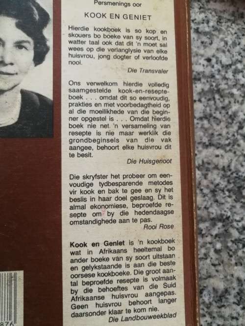 KOOK EN GENIET Suid-Afrikaanse Kook en Resepteboek deur S J A DE VILLIERS 1985 ( Dertiende Uitgawe )