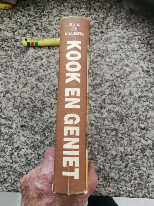 KOOK EN GENIET Suid-Afrikaanse Kook en Resepteboek deur S J A DE VILLIERS 1985 ( Dertiende Uitgawe )