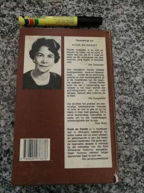 KOOK EN GENIET Suid-Afrikaanse Kook en Resepteboek deur S J A DE VILLIERS 1985 ( Dertiende Uitgawe )
