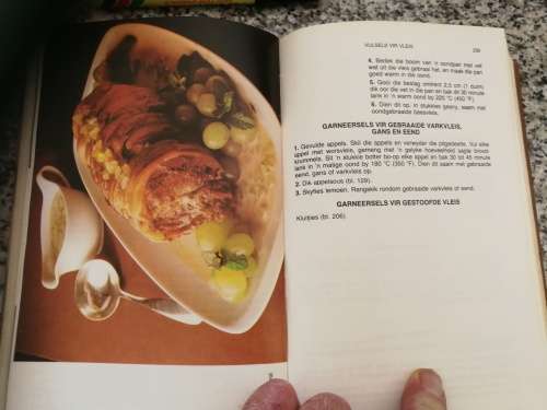 KOOK EN GENIET Suid-Afrikaanse Kook en Resepteboek deur S J A DE VILLIERS 1985 ( Dertiende Uitgawe )