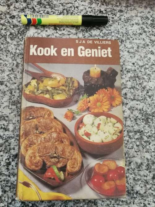KOOK EN GENIET Suid-Afrikaanse Kook en Resepteboek deur S J A DE VILLIERS 1985 ( Dertiende Uitgawe )