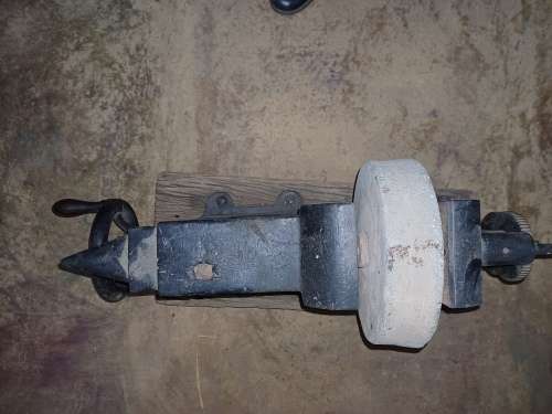 Handy worker tool with anvil