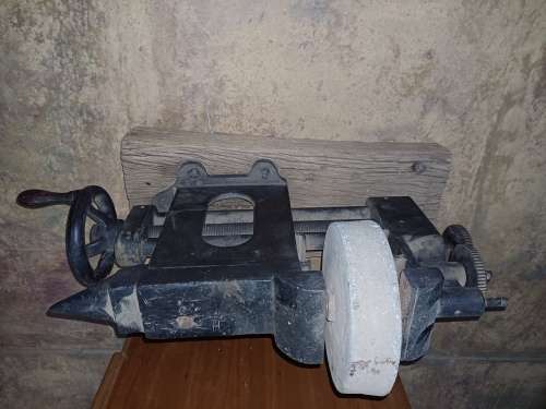 Handy worker tool with anvil