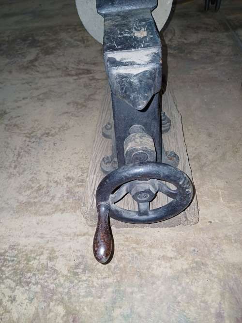 Handy worker tool with anvil