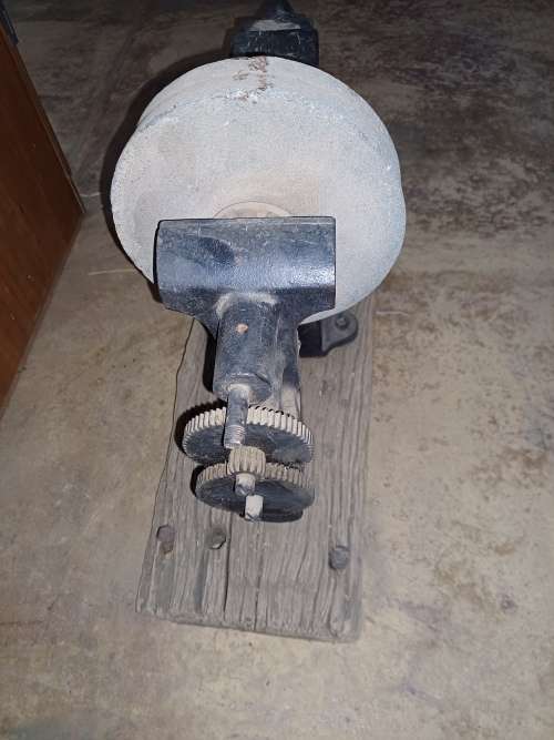 Handy worker tool with anvil