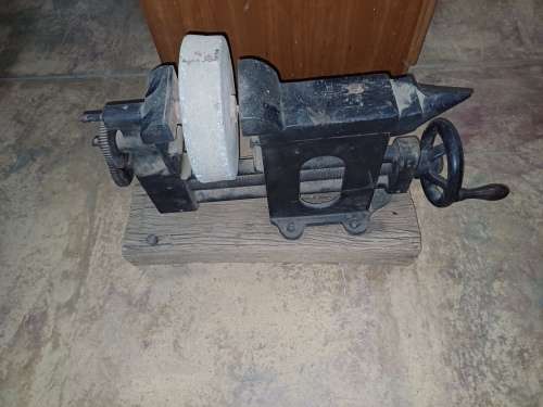 Handy worker tool with anvil