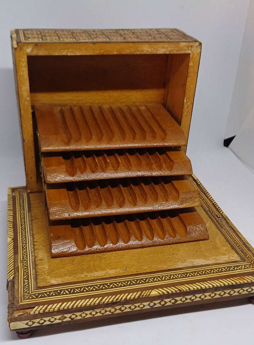 VINTAGE CIGARETTE HOLDER MUSICAL BOX