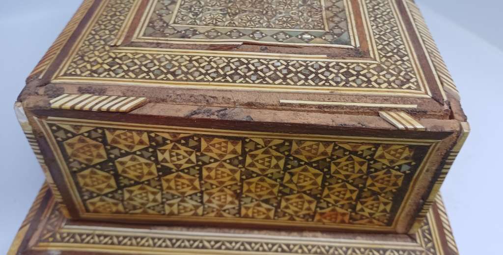 VINTAGE CIGARETTE HOLDER MUSICAL BOX