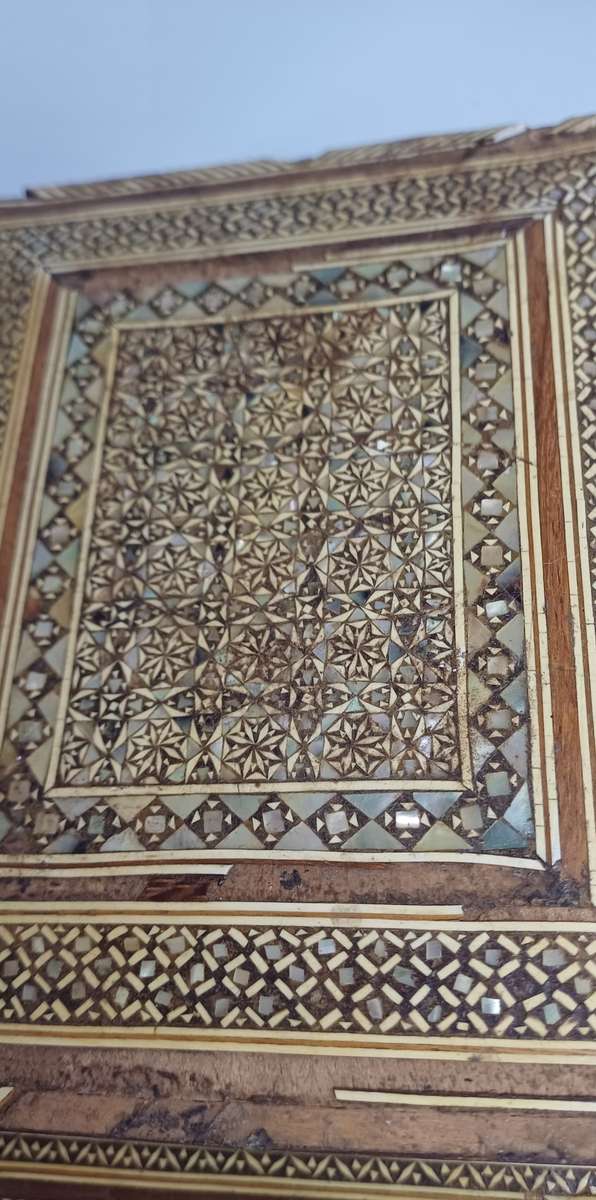 VINTAGE CIGARETTE HOLDER MUSICAL BOX