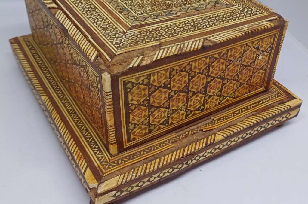 VINTAGE CIGARETTE HOLDER MUSICAL BOX