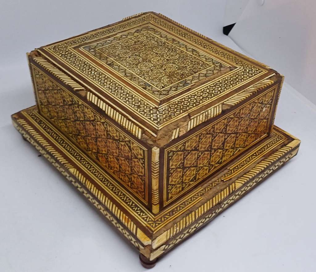 VINTAGE CIGARETTE HOLDER MUSICAL BOX