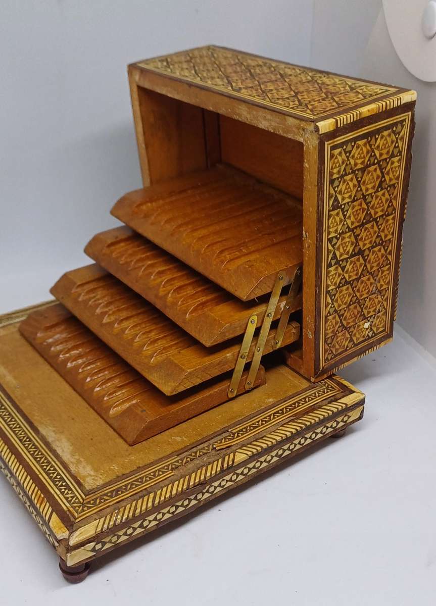 VINTAGE CIGARETTE HOLDER MUSICAL BOX