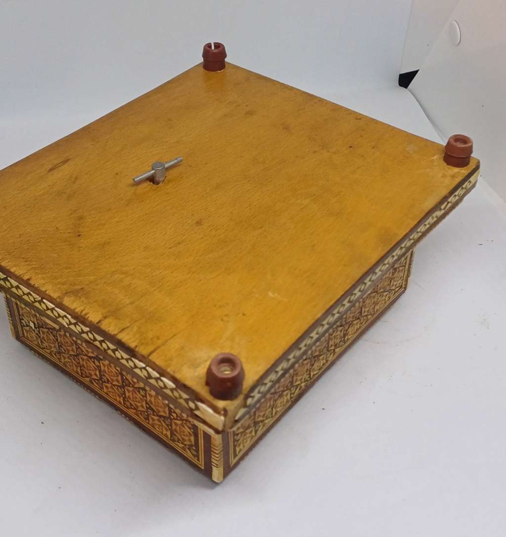 VINTAGE CIGARETTE HOLDER MUSICAL BOX