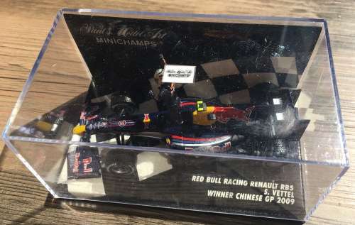 Minichamps Red Bull Winner Vettel 2009