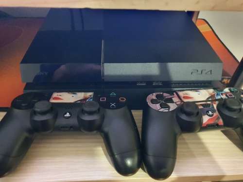 Ps4 console with 2 x dual shock controllers