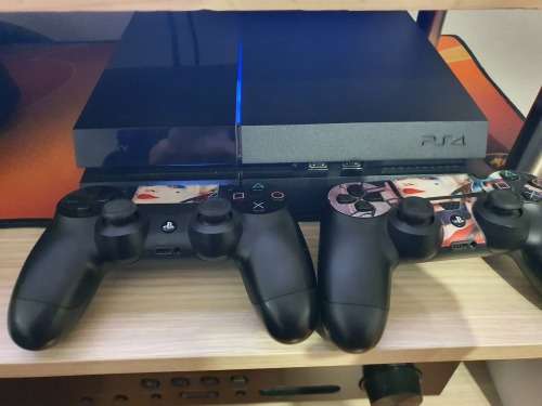 Ps4 console with 2 x dual shock controllers