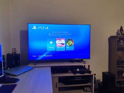 Ps4 console with 2 x dual shock controllers
