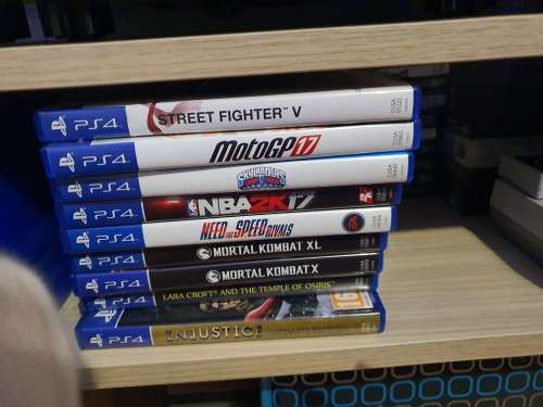 Ps4 console with 2 x dual shock controllers