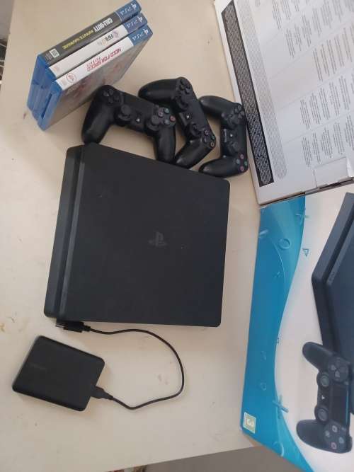 Sony PS4 SLIM 1.5TB 2 Controllers 3 games + 1 free controller