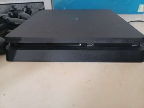 Sony PS4 SLIM 1.5TB 2 Controllers 3 games + 1 free controller