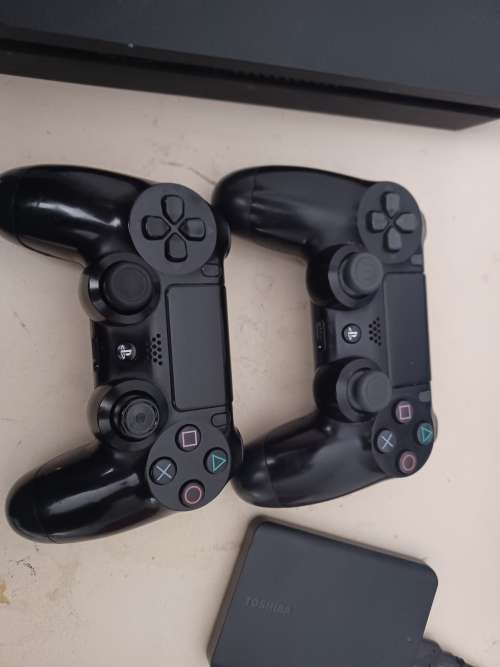 Sony PS4 SLIM 1.5TB 2 Controllers 3 games + 1 free controller