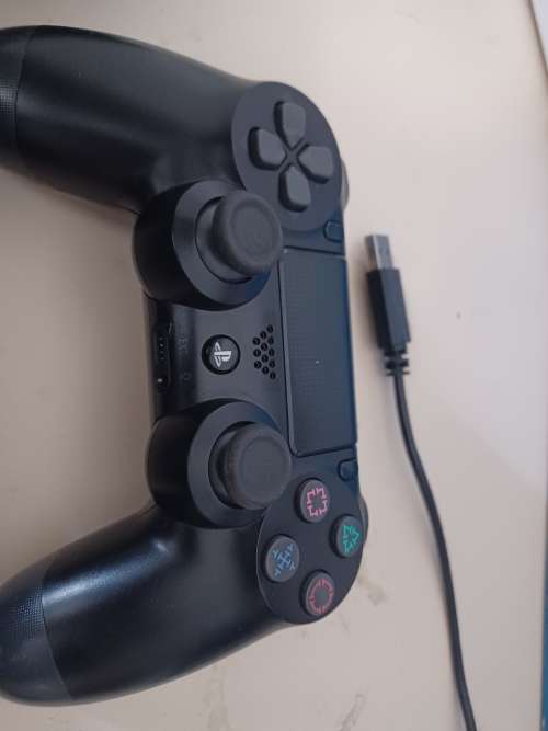 Sony PS4 SLIM 1.5TB 2 Controllers 3 games + 1 free controller