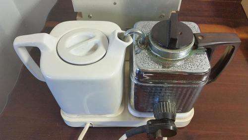 Teasmade "Swift" Automatic Tea Maker with Analogue Alarm Clock and Light
