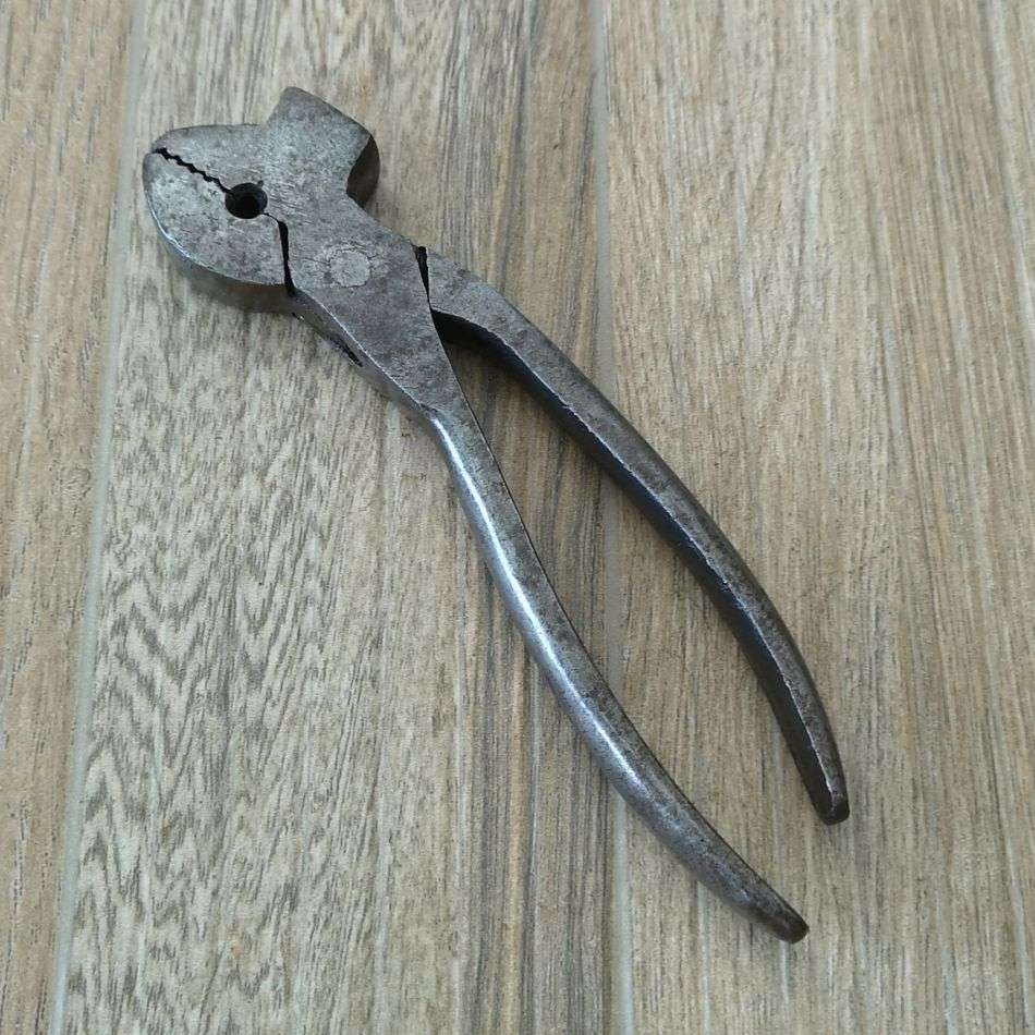 Cobblers Leather Pliers - Curved Upholsterers Crimping Tool with hammer head