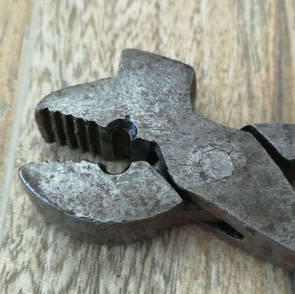 Cobblers Leather Pliers - Curved Upholsterers Crimping Tool with hammer head