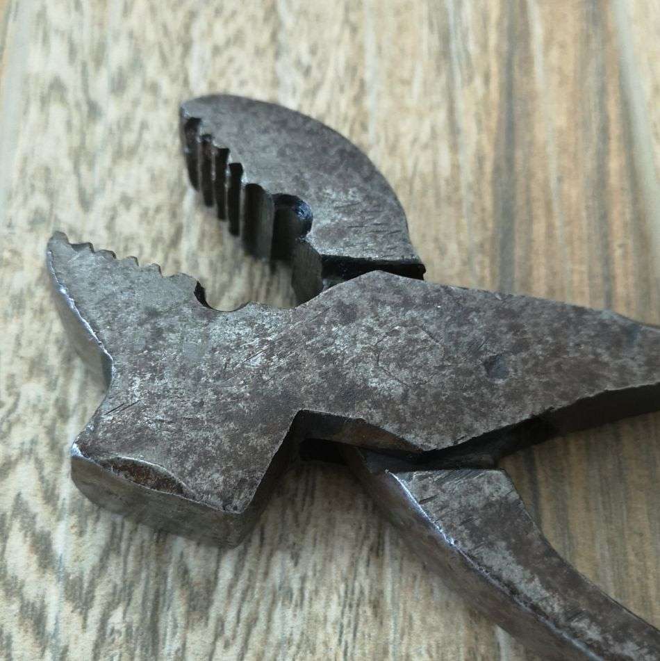 Cobblers Leather Pliers - Curved Upholsterers Crimping Tool with hammer head