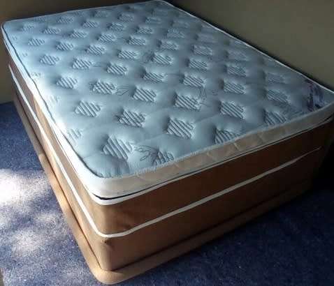 ROYAL  Queen BED AND BASE 20Y WINDSOR BEDDING