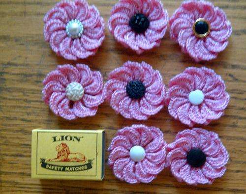 Hand crochet crocodile-flower,with interesting buttons ,yarn 2ply sewing craft accessories