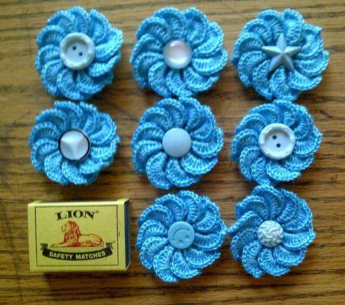 Hand crochet crocodile-flower,with interesting buttons ,yarn 2ply sewing craft accessories