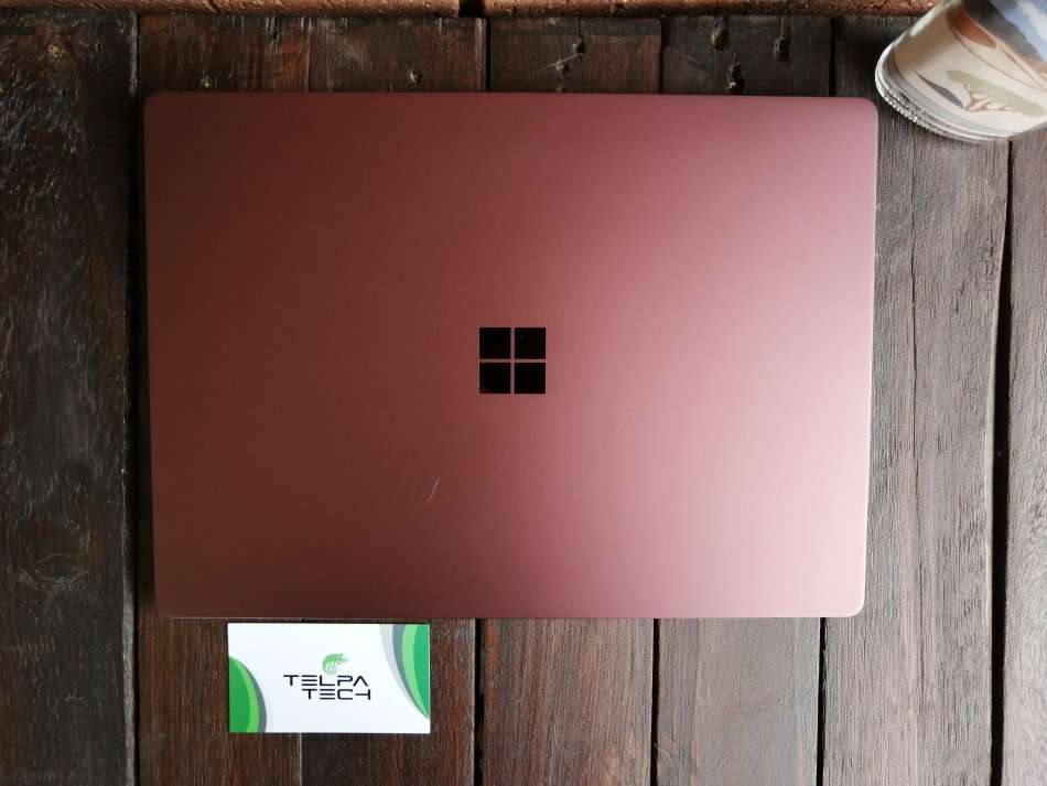 Microsoft Surface Book (Model 1769) - **Core i7, 8GB RAM, SSD, PixelSense 1504p display, Burgundy**